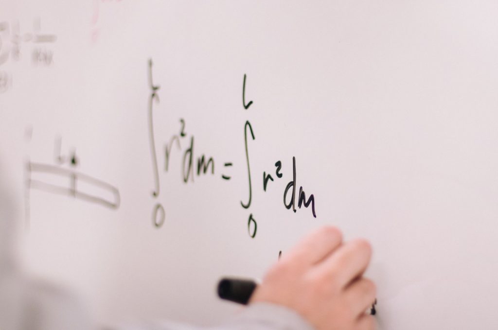 écriture mathématique sur un tableau blanc