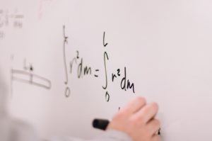 écriture mathématique sur un tableau blanc